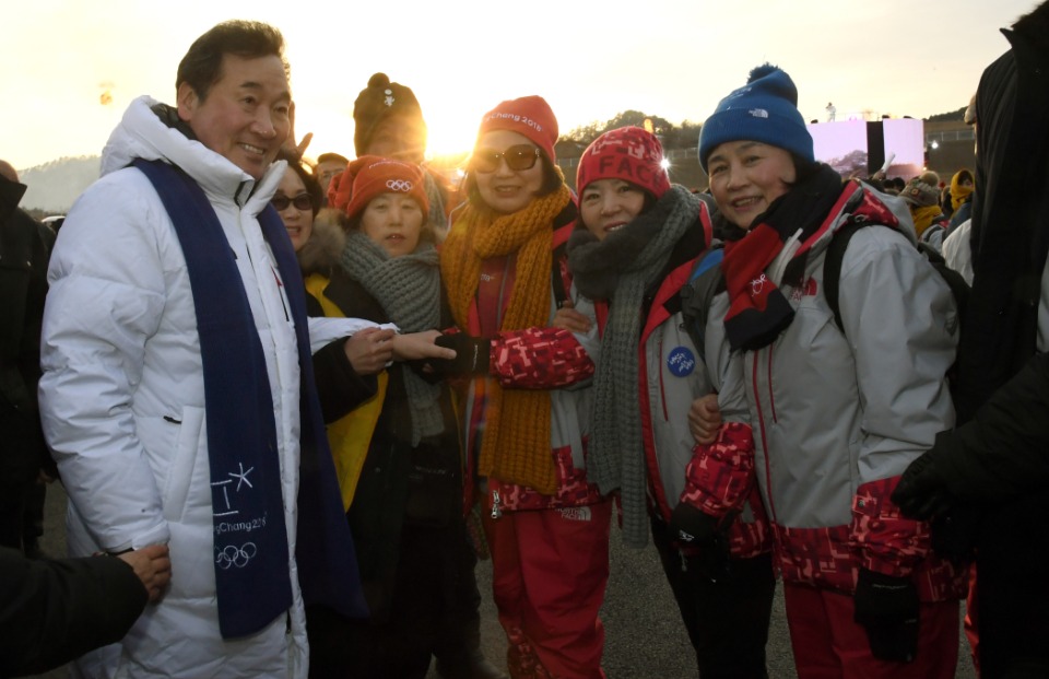 이낙연 국무총리가 9일 강원도 평창올림픽스타디움 부지에서 열린 평창동계올림픽 1주년 기념행사에 참석, 축사 및 종이 비둘기를 날리는 평화선언·성화 점화 퍼포먼스를 하고 있다.