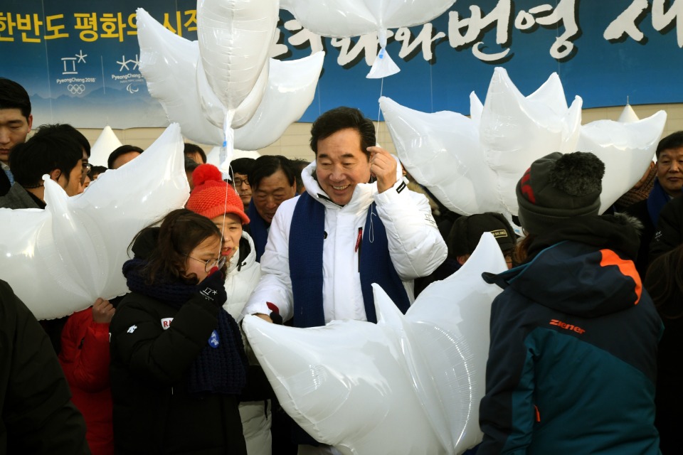 이낙연 국무총리가 9일 강원도 평창올림픽스타디움 부지에서 열린 평창동계올림픽 1주년 기념행사에 참석, 축사 및 종이 비둘기를 날리는 평화선언·성화 점화 퍼포먼스를 하고 있다.