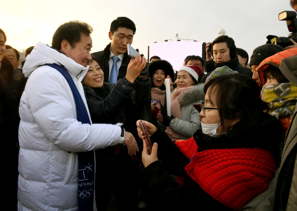 이낙연 국무총리가 9일 강원도 평창올림픽스타디움 부지에서 열린 평창동계올림픽 1주년 기념행사에 참석, 축사 및 종이 비둘기를 날리는 평화선언·성화 점화 퍼포먼스를 하고 있다.