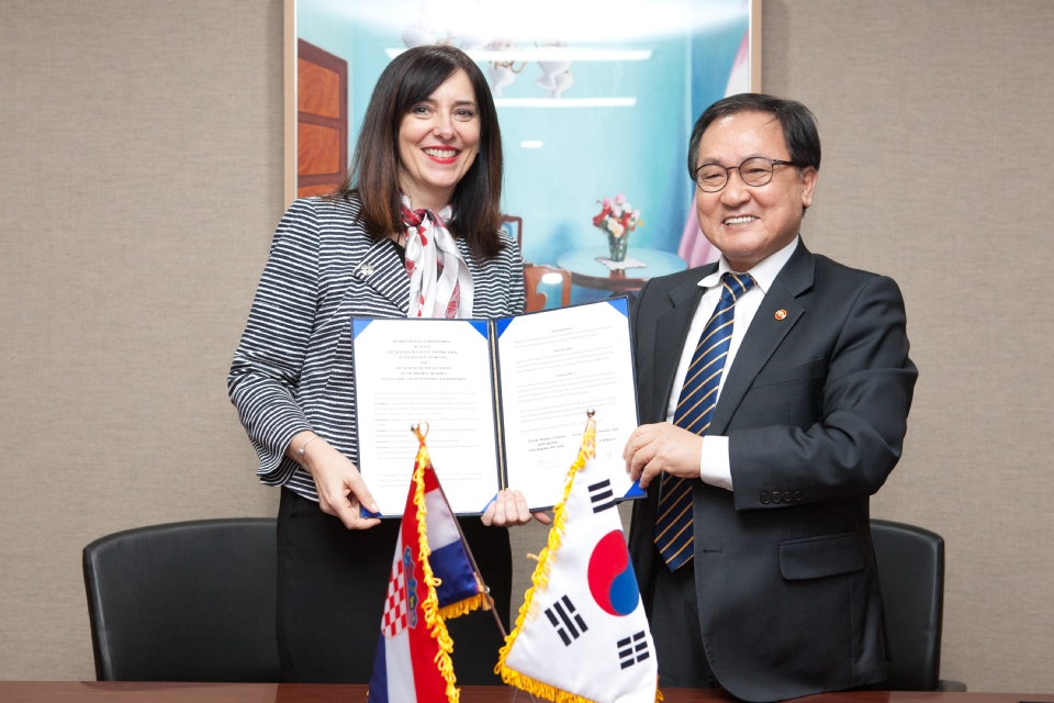 과학기술정보통신부와 크로아티아 과학교육부가 13일 오후 경기도 과천시 관문로 정부과천청사 과기정통부 접견실에서 과학기술협력 업무 협약식을 개최했다.
유영민 과학기술정보통신부 장관과 블라젠카 디브야크 크로아티아 과학교육부 장관이 협약서 서명을 마치고 기념촬영 하고 있다.