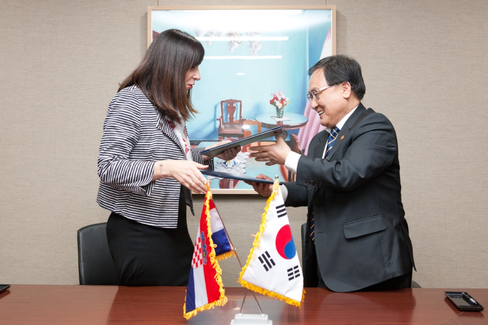 과학기술정보통신부와 크로아티아 과학교육부가 13일 오후 경기도 과천시 관문로 정부과천청사 과기정통부 접견실에서 과학기술협력 업무 협약식을 개최했다.
유영민 과학기술정보통신부 장관과 블라젠카 디브야크 크로아티아 과학교육부 장관이 협약서 서명을 마치고 기념촬영 하고 있다.