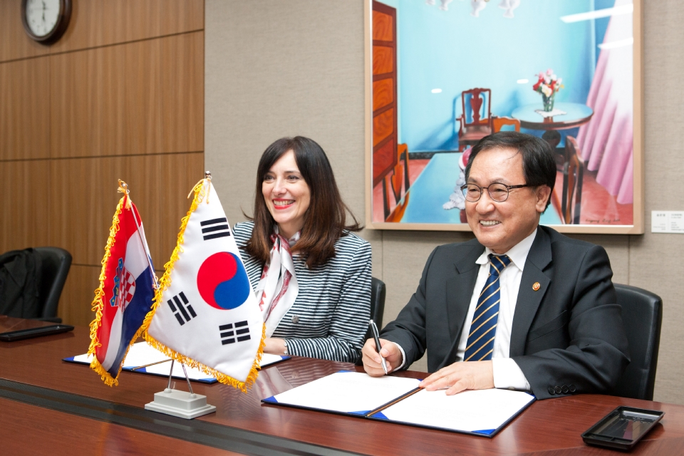 과학기술정보통신부와 크로아티아 과학교육부가 13일 오후 경기도 과천시 관문로 정부과천청사 과기정통부 접견실에서 과학기술협력 업무 협약식을 개최했다.
유영민 과학기술정보통신부 장관과 블라젠카 디브야크 크로아티아 과학교육부 장관이 협약서 서명을 마치고 기념촬영 하고 있다.