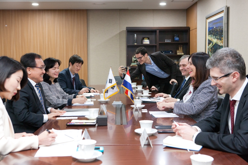 과학기술정보통신부와 크로아티아 과학교육부가 13일 오후 경기도 과천시 관문로 정부과천청사 과기정통부 접견실에서 과학기술협력 업무 협약식을 개최했다.
유영민 과학기술정보통신부 장관과 블라젠카 디브야크 크로아티아 과학교육부 장관이 협약서 서명을 마치고 기념촬영 하고 있다.