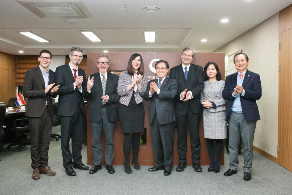 과학기술정보통신부와 크로아티아 과학교육부가 13일 오후 경기도 과천시 관문로 정부과천청사 과기정통부 접견실에서 과학기술협력 업무 협약식을 개최했다.
유영민 과학기술정보통신부 장관과 블라젠카 디브야크 크로아티아 과학교육부 장관이 협약서 서명을 마치고 기념촬영 하고 있다.