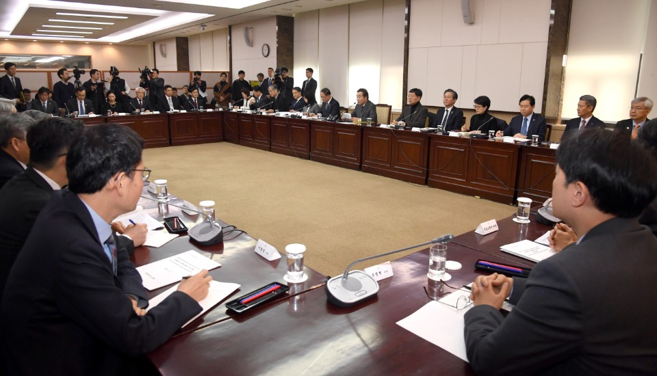 이낙연 국무총리가 15일 세종로 정부서울청사에서 열린 미세먼지 특별대책위원회를 주재하고 있다. 