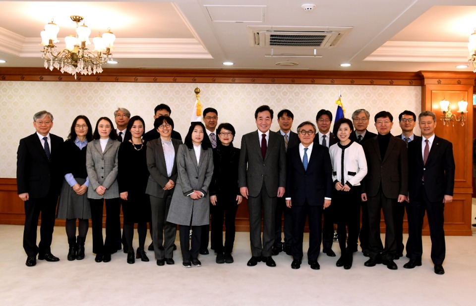 이낙연 국무총리가 15일 세종로 정부서울청사에서 미세먼지 특별대책위 위원들에게 위촉장을 수여하고 있다. 