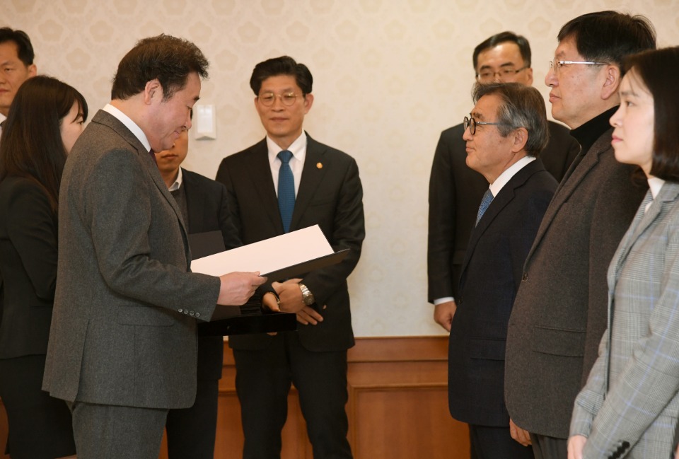 이낙연 국무총리가 15일 세종로 정부서울청사에서 미세먼지 특별대책위 위원들에게 위촉장을 수여하고 있다. 