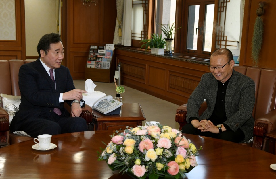 이낙연 국무총리가 14일 세종로 정부서울청사에서 베트남 축구대표팀 박항서 감독을 접견, 인사 및 환담을 나누고 있다. 