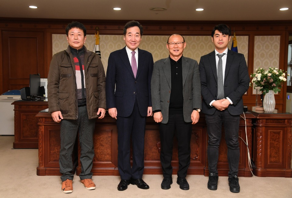 이낙연 국무총리가 14일 세종로 정부서울청사에서 베트남 축구대표팀 박항서 감독을 접견, 인사 및 환담을 나누고 있다. 