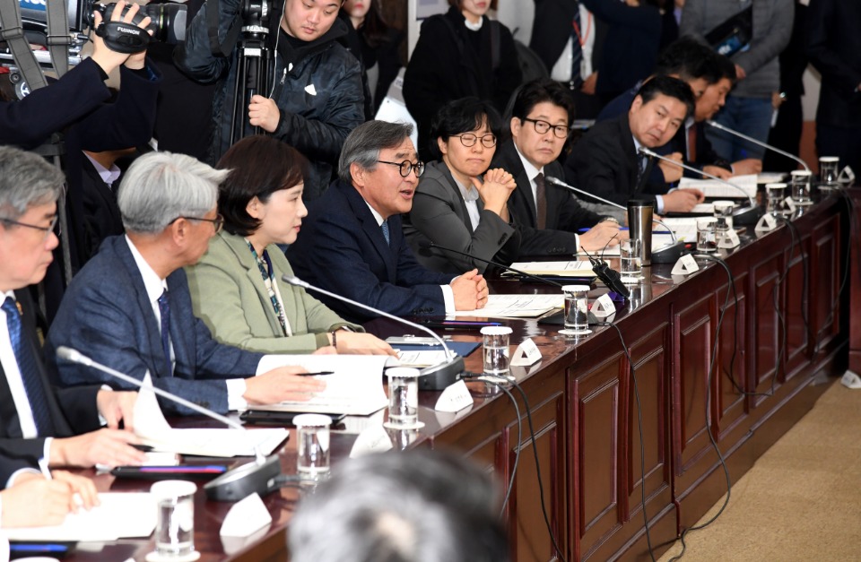 이낙연 국무총리가 15일 세종로 정부서울청사에서 열린 미세먼지 특별대책위원회를 주재하고 있다. 