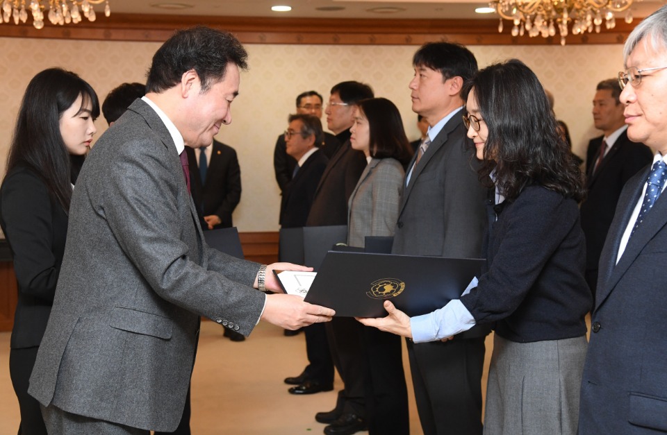 이낙연 국무총리가 15일 세종로 정부서울청사에서 미세먼지 특별대책위 위원들에게 위촉장을 수여하고 있다. 