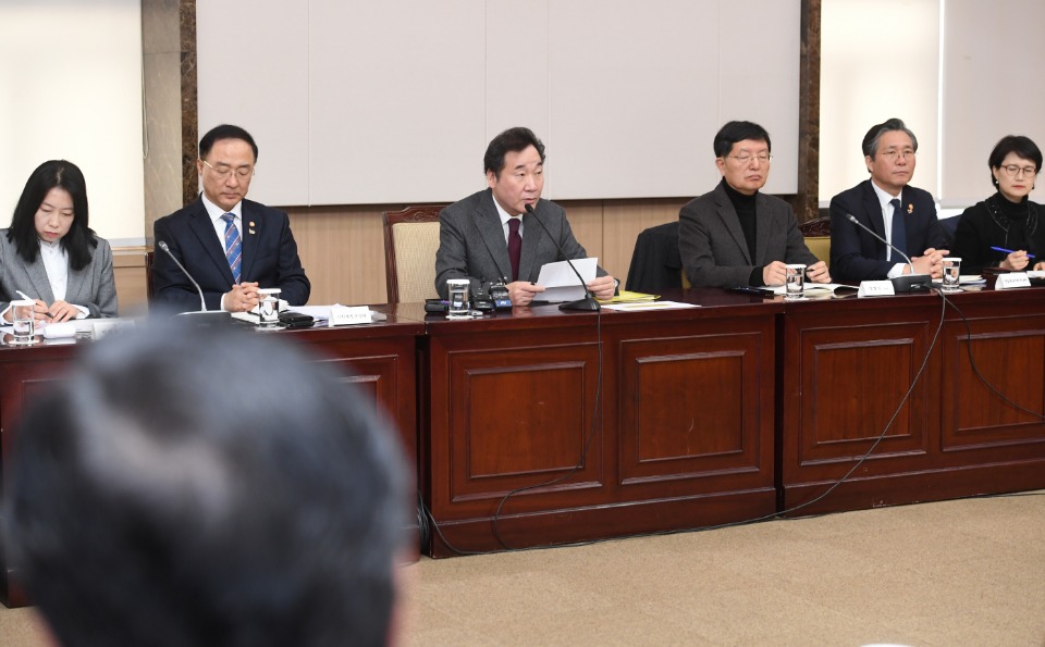 이낙연 국무총리가 15일 세종로 정부서울청사에서 열린 미세먼지 특별대책위원회를 주재하고 있다. 