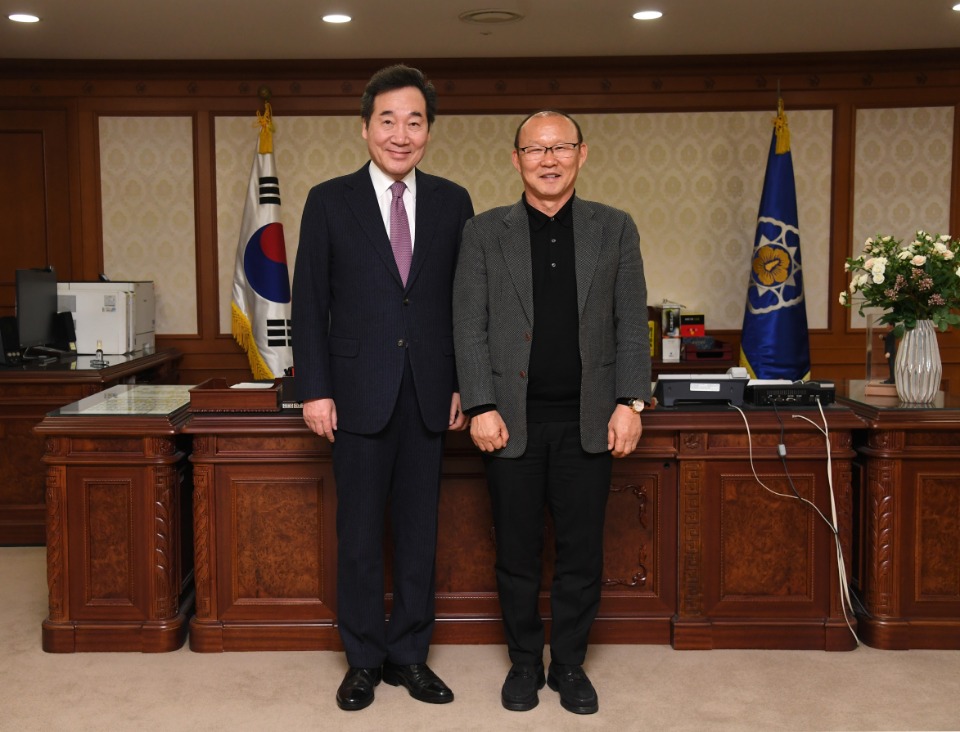 이낙연 국무총리가 14일 세종로 정부서울청사에서 베트남 축구대표팀 박항서 감독을 접견, 인사 및 환담을 나누고 있다. 