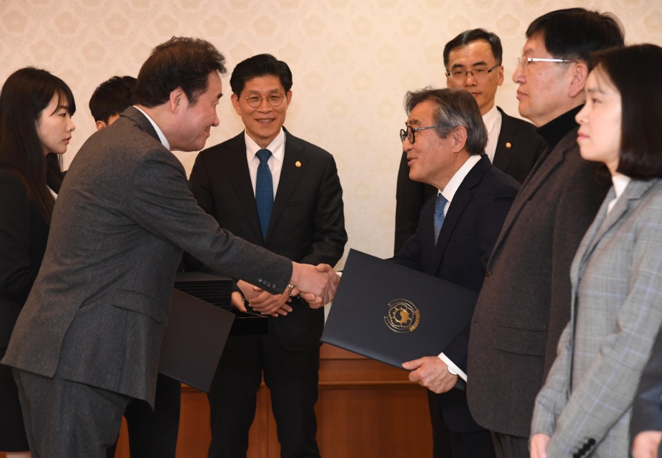 이낙연 국무총리가 15일 세종로 정부서울청사에서 미세먼지 특별대책위 위원들에게 위촉장을 수여하고 있다. 