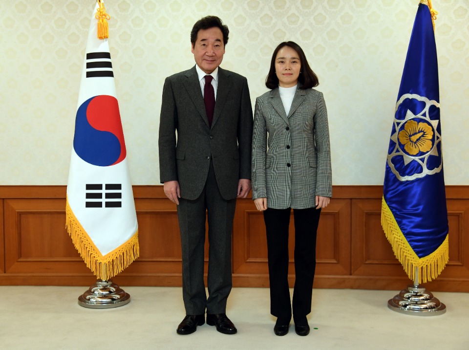 이낙연 국무총리가 15일 세종로 정부서울청사에서 미세먼지 특별대책위 위원들에게 위촉장을 수여하고 있다. 