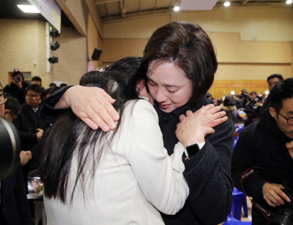 유은혜 사회부총리 겸 교육부 장관은 2월 12일(화) 오전 경기도 안산시 단원고등학교에서 거행된 세월호 참사 희생 학생들의 명예 졸업식에 참석했다. 희생 학생 가족들의 손을 잡아드리고 위로하며 