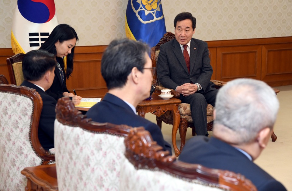 이낙연 국무총리가 18일 세종로 정부서울청사에서 응웬 드억 러이 베트남 국영 통신사(VNA) 사장을 접견, 인사 및 환담을 하고 있다. 