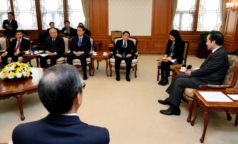 이낙연 국무총리가 18일 세종로 정부서울청사에서 응웬 드억 러이 베트남 국영 통신사(VNA) 사장을 접견, 인사 및 환담을 하고 있다. 