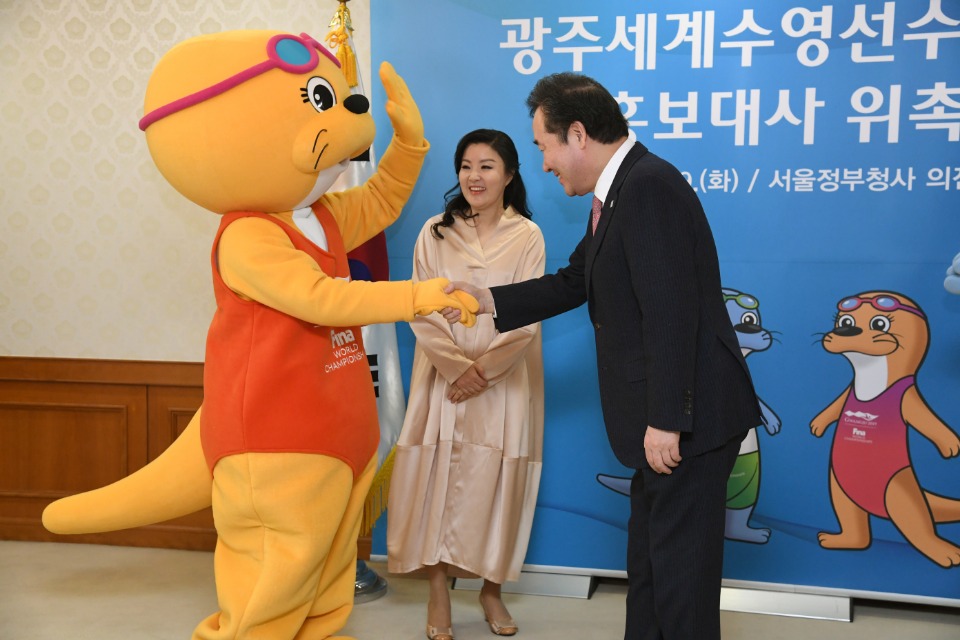 이낙연 국무총리가 19일 세종로 정부서울청사에서 열린 광주세계수영선수권대회 홍보대사 위촉식에서 이낙연 국무총리(정부 대표)와 오정해 씨(민간 대표)가 각각 홍보대사로 임명받고 있다. 