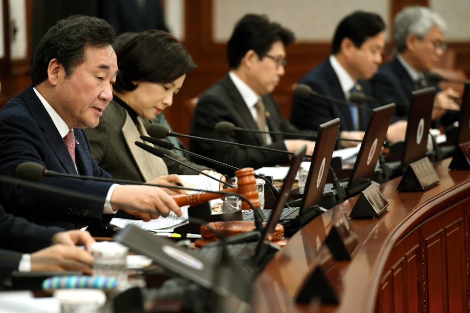 이낙연 국무총리가 19일 세종로 정부서울청사에서 열린 국무회의를 주재, 모두발언을 하고 있다. 