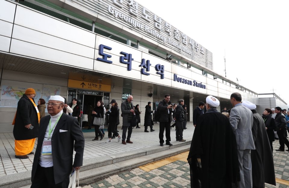 20일 경기도 파주 도라산역에서 3.1운동 100주년 기념하여 ‘세계종교인 평화기도회’에 참석한 7대 종단 수장 및 세계 종교인들이 평화기도문 낭독을 마친 뒤에 세계평화기원 퍼포먼스를 하고 있다.