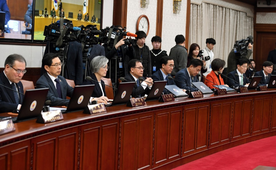 이낙연 국무총리가 19일 세종로 정부서울청사에서 열린 국무회의를 주재, 모두발언을 하고 있다. 