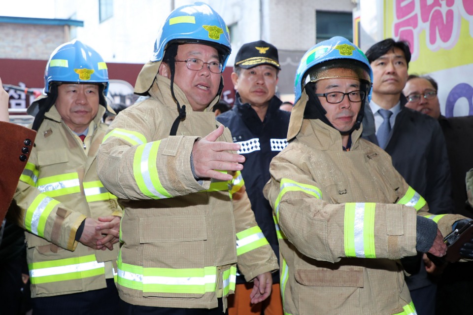 김부겸 행정안전부 장관이 19일 오전 대구 중구 포정동 주상복합 건물 화재 현장을 방문해 소방본부로부터 화재 수습 상황 등을 보고 받은 뒤 사고 현장을 둘러보고 있다.