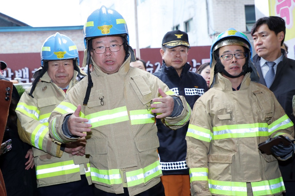 김부겸 행정안전부 장관이 19일 오전 대구 중구 포정동 주상복합 건물 화재 현장을 방문해 소방본부로부터 화재 수습 상황 등을 보고 받은 뒤 사고 현장을 둘러보고 있다.