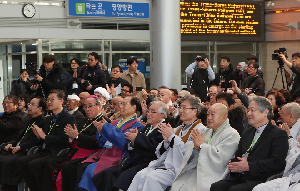 20일 경기도 파주 도라산역에서 3.1운동 100주년 기념하여 ‘세계종교인 평화기도회’에 참석한 7대 종단 수장 및 세계 종교인들이 평화기도문 낭독을 마친 뒤에 세계평화기원 퍼포먼스를 하고 있다.