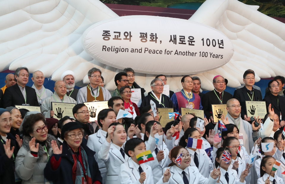 20일 경기도 파주 도라산역에서 3.1운동 100주년 기념하여 ‘세계종교인 평화기도회’에 참석한 7대 종단 수장 및 세계 종교인들이 평화기도문 낭독을 마친 뒤에 세계평화기원 퍼포먼스를 하고 있다.