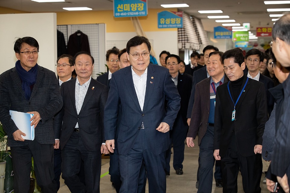 최종구 금융위원장이 군산 공설전통시장에 들어서고 있다.