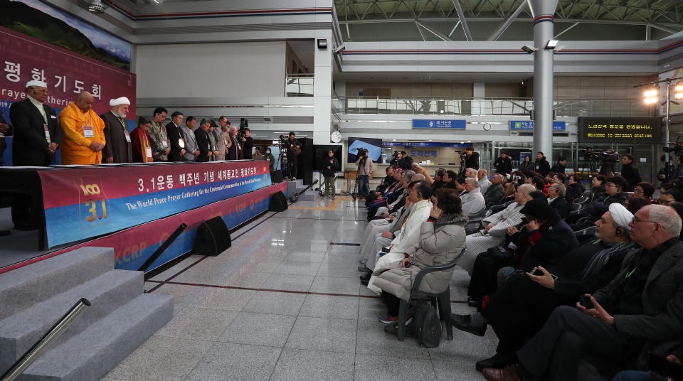 20일 경기도 파주 도라산역에서 3.1운동 100주년 기념하여 ‘세계종교인 평화기도회’에 참석한 7대 종단 수장 및 세계 종교인들이 평화기도문 낭독을 마친 뒤에 세계평화기원 퍼포먼스를 하고 있다.