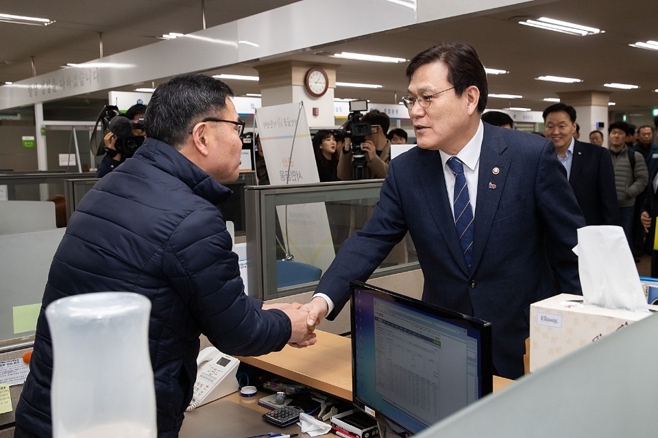 최종구 금융위원장이 군산 서민금융통합센터를 방문해 직원을 격려하고 있다.