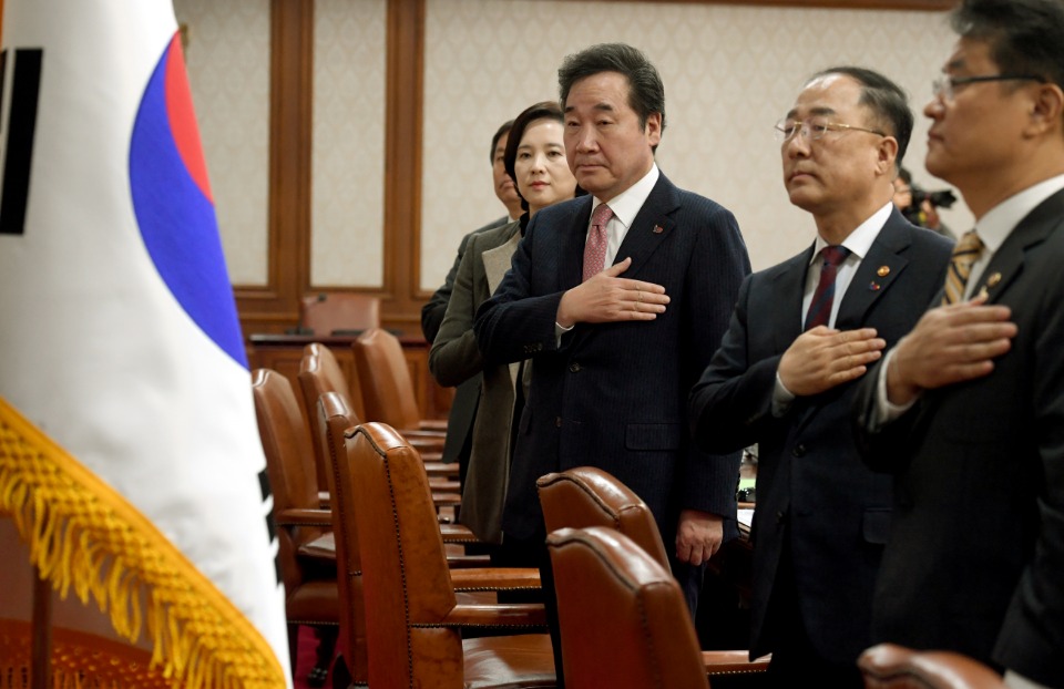 이낙연 국무총리가 19일 세종로 정부서울청사에서 열린 국무회의를 주재, 모두발언을 하고 있다. 