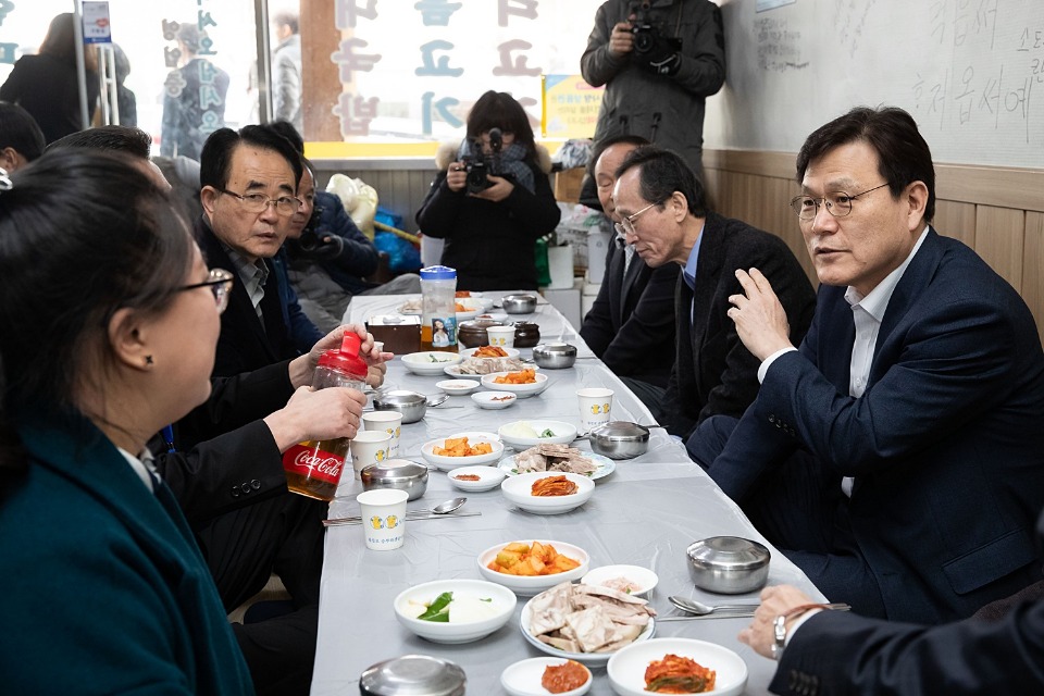 최종구 금융위원장(오른쪽)이 식당에서 시장 상인들과 대화를 하고 있다.