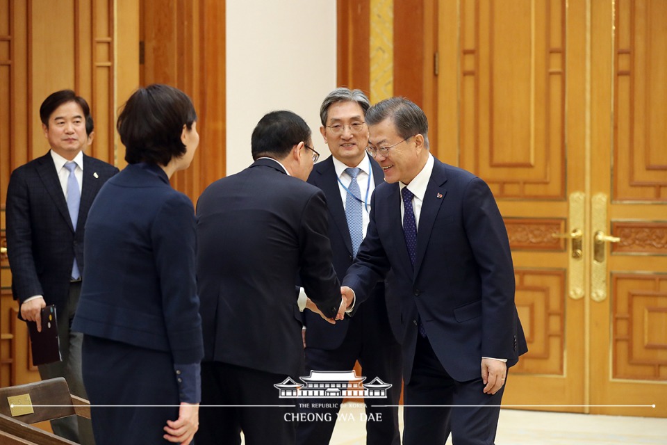 문재인 대통령이 20일 청와대 본관에서 오세정 신임 서울대 총장에게 임명장을 수여하기에 앞서 악수하고 있다. 