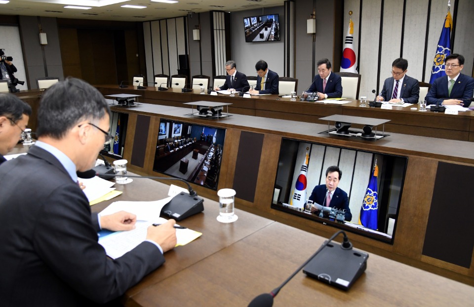 이낙연 국무총리가 21일 세종 어진동 정부세종청사에서 열린 국정현안점검조정회의를 주재, 모두발언을 하고 있다. 