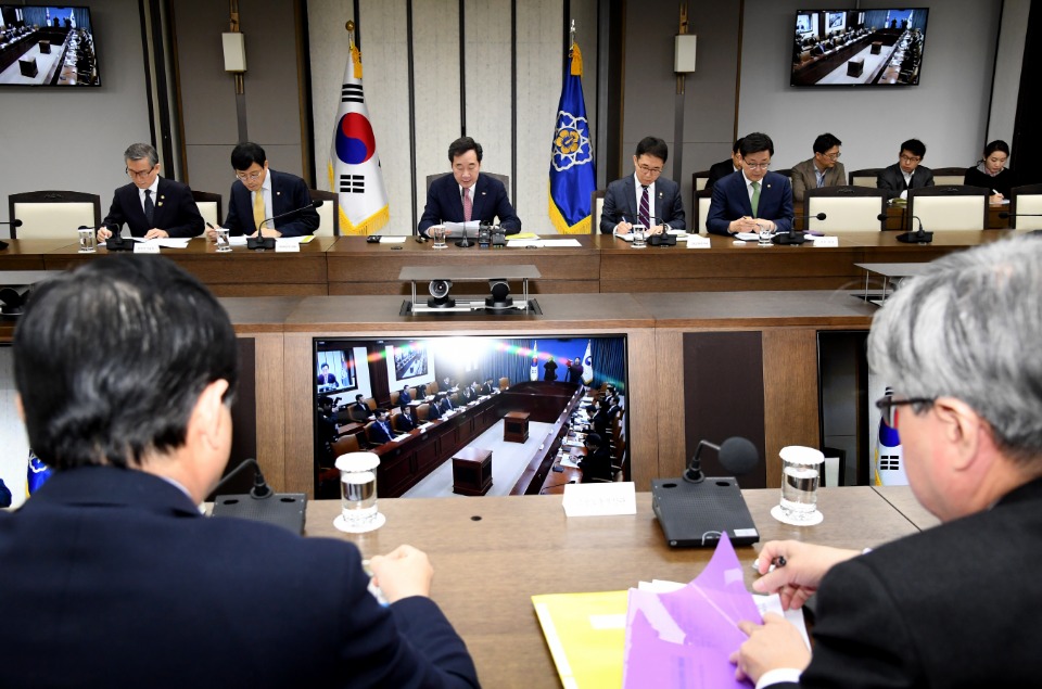 이낙연 국무총리가 21일 세종 어진동 정부세종청사에서 열린 국정현안점검조정회의를 주재, 모두발언을 하고 있다. 