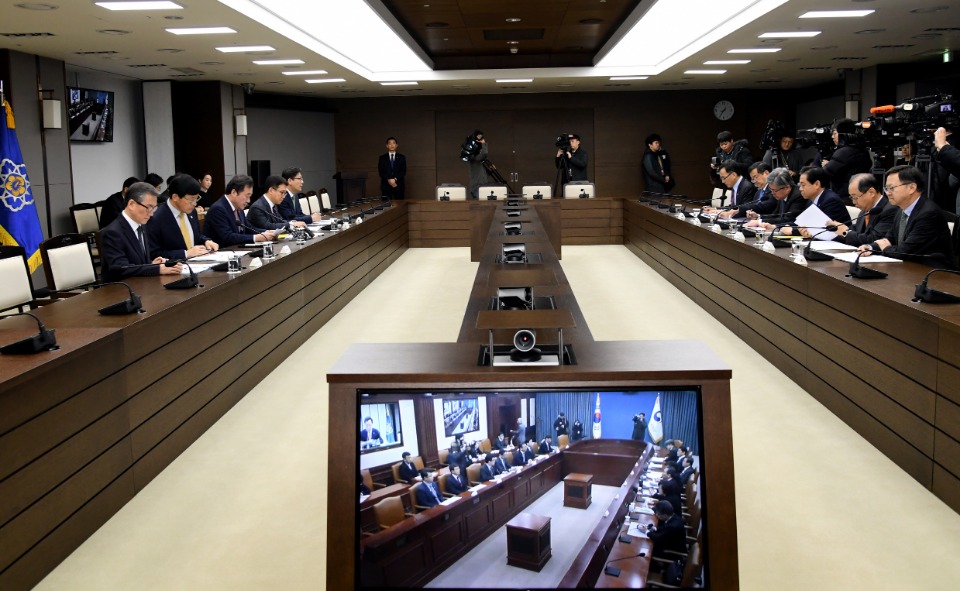 이낙연 국무총리가 21일 세종 어진동 정부세종청사에서 열린 국정현안점검조정회의를 주재, 모두발언을 하고 있다. 