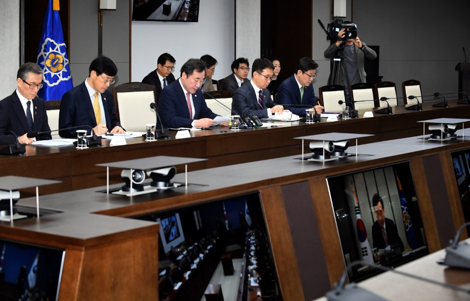 이낙연 국무총리가 21일 세종 어진동 정부세종청사에서 열린 국정현안점검조정회의를 주재, 모두발언을 하고 있다. 