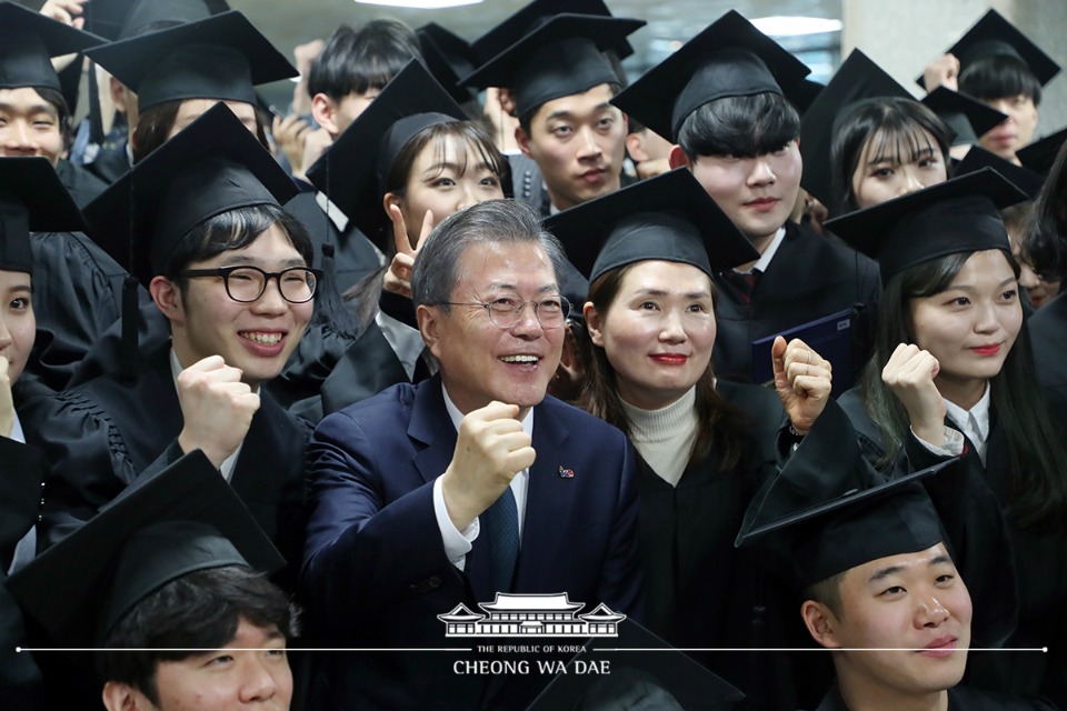 문재인 대통령이 21일 오전 경기도 부천시 유한대학교에서 열린 졸업식에서 졸업생들과 함께 기념촬영을 하고 있다. 유한대학교는 독립운동가이자 기업인, 교육자로 한평생 국민과 국가를 위해 봉사한 유일한 박사가 설립한 학교로 현재 고등직업교육 기관으로 높은 평가를 받는 대학이다.