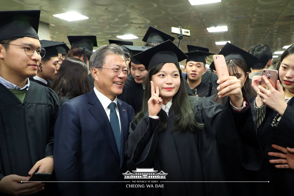 문재인 대통령이 21일 오전 경기도 부천시 유한대학교에서 열린 졸업식에서 졸업생들과 함께 셀카를 찍고 있다. (사진출처 : 청와대 페이스북)