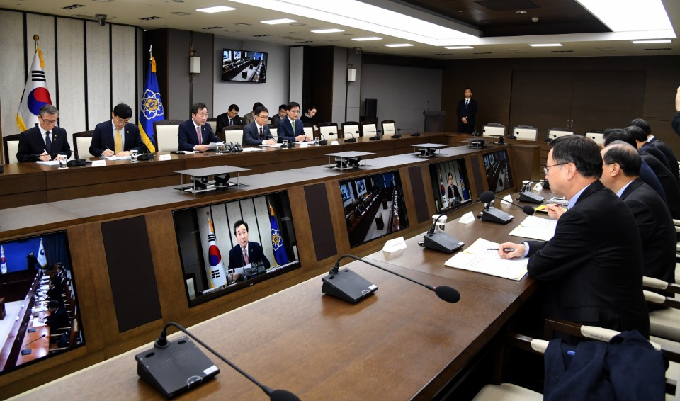 이낙연 국무총리가 21일 세종 어진동 정부세종청사에서 열린 국정현안점검조정회의를 주재, 모두발언을 하고 있다. 