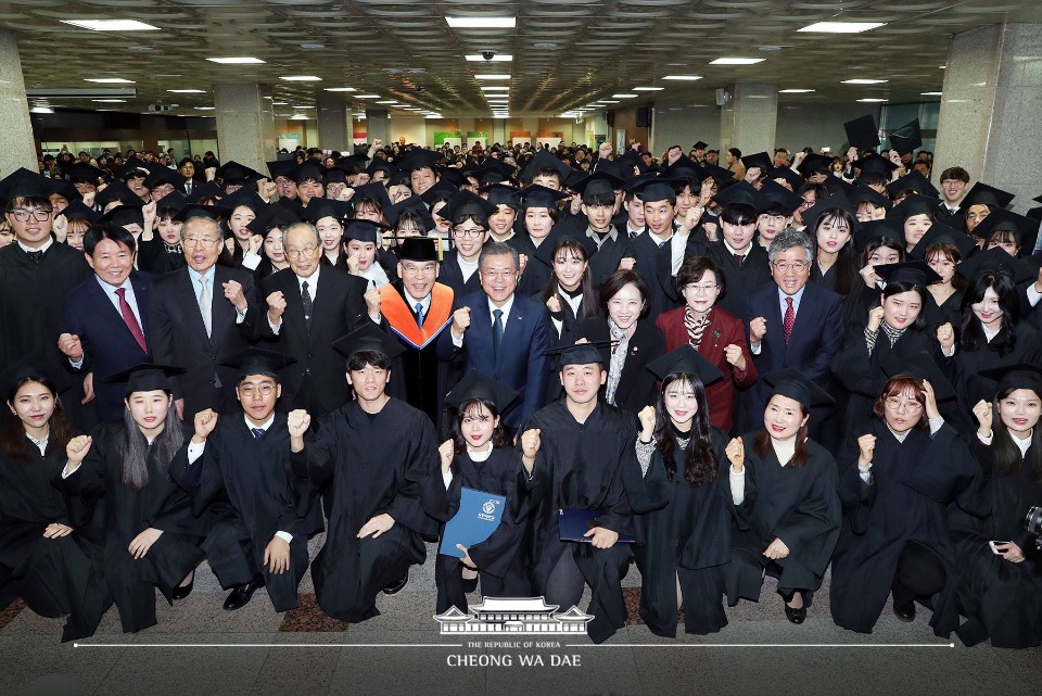 문재인 대통령이 21일 오전 경기도 부천시 유한대학교에서 열린 졸업식에서 졸업생들과 함께 기념촬영을 하고 있다. (사진출처 : 청와대 페이스북)