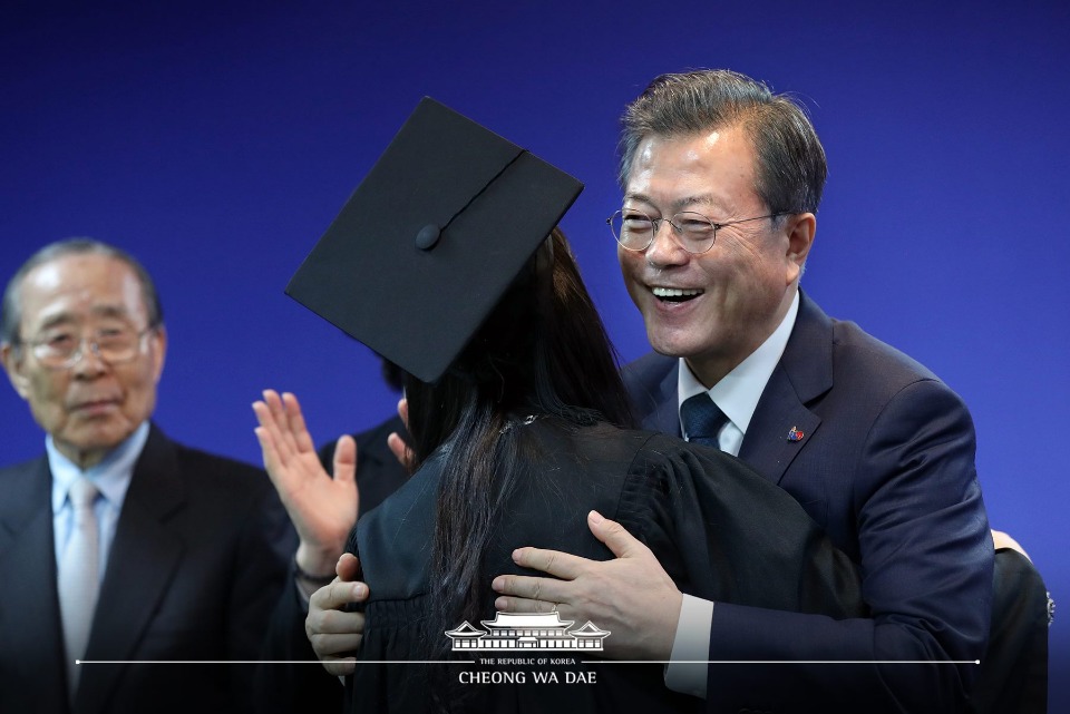 문재인 대통령이 21일 오전 경기도 부천시 유한대학교에서 열린 졸업식에서 상장을 수상한 졸업생들을 격려하고 있다. (사진출처 : 청와대 페이스북)