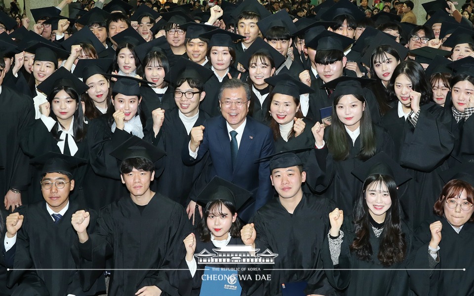 문재인 대통령이 21일 오전 경기도 부천시 유한대학교에서 열린 졸업식에서 졸업생들과 함께 기념촬영을 하고 있다. 