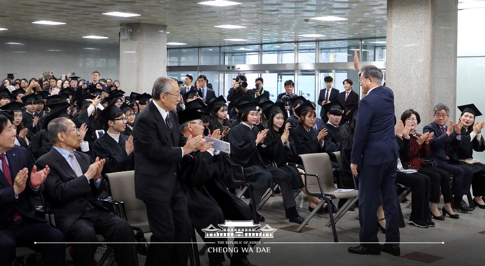 문재인 대통령이 21일 오전 경기도 부천시 유한대학교에서 열린 2018년도 전기 제40회 학위수여식에서 인사를 하고 있다. (사진출처 : 청와대 페이스북)