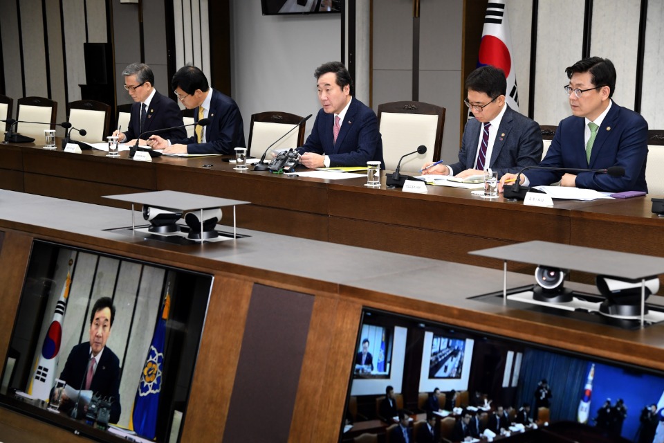 이낙연 국무총리가 21일 세종 어진동 정부세종청사에서 열린 국정현안점검조정회의를 주재, 모두발언을 하고 있다. 