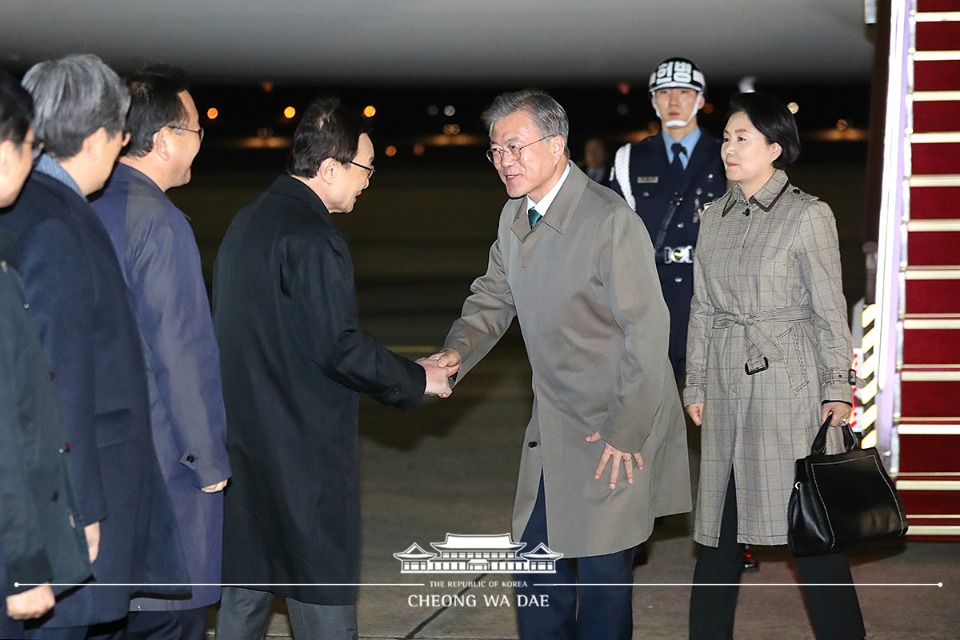 문재인 대통령과 부인 김정숙 여사가 16일 밤 아세안 3개국 국빈 방문을 마치고 경기도 성남 서울 공항에 도착해 마중 나온 더불어민주당 이해찬 대표와 김부겸 행정안전부 장관, 노영민 비서실장을 비롯한 인사들과 인사하고 있다.