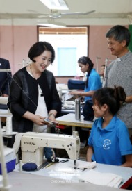 김정숙 여사, 캄보디아 장애인 교육 평화센터 방문 사진 2